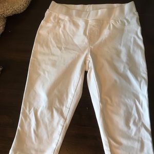 | Baccini | Make an Offer | White Capri Pants